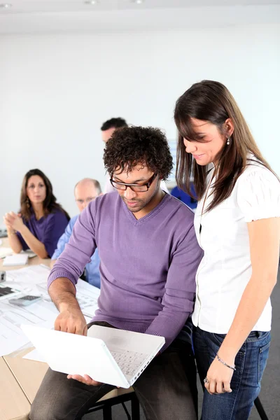 Employees watching a computer — Stock Photo, Image