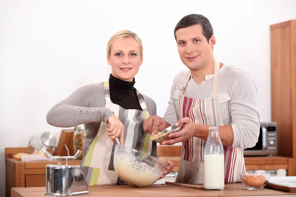 Paar backt in Küche — Stockfoto