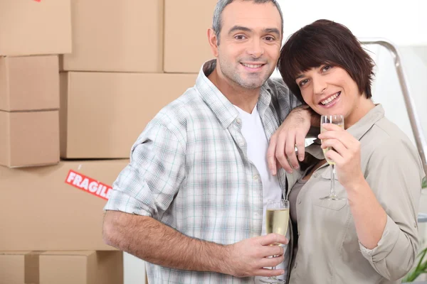 Giornata di trasloco per una coppia che festeggia con champagne — Foto Stock