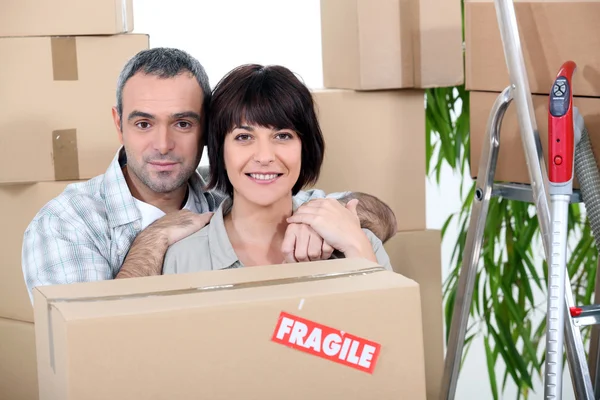Couple moving into a new home — Stock Photo, Image