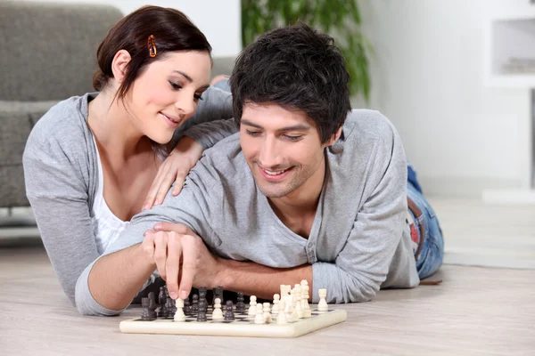 Casal feliz jogando xadrez — Fotografia de Stock