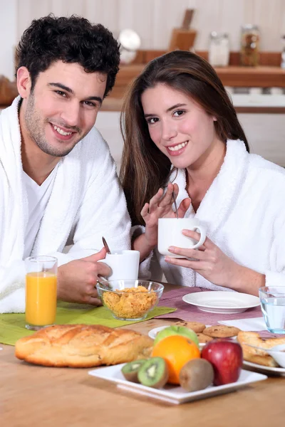 Paar eten ontbijt — Stockfoto