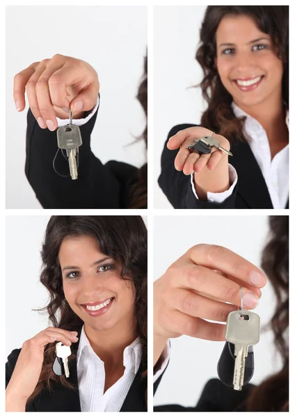 Fastighetsmäklare visar hus nycklar — Stockfoto