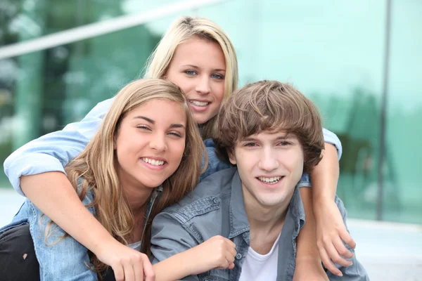 Tonåringar ler — Stockfoto