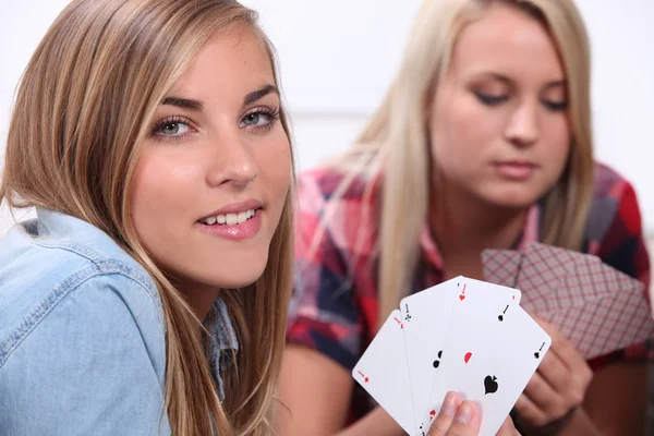 Deux filles jouent aux cartes — Photo