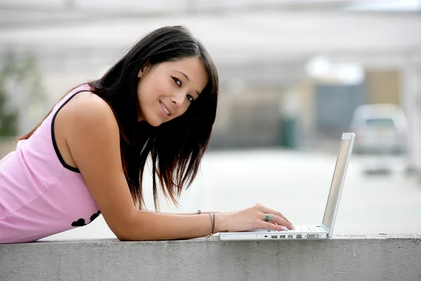 女孩在街道使用便携式计算机 — 图库照片