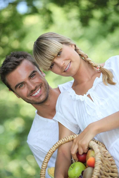 Young couple with fruit basket — Stock Photo, Image