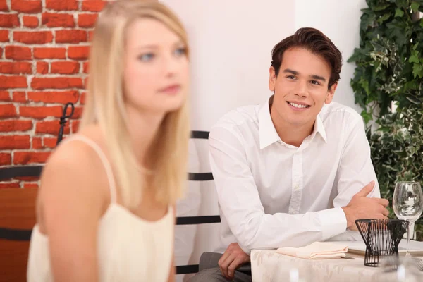 Man admiring blond woman in restaurant — Stock Photo, Image