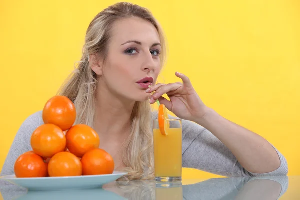 Narancslevet ivó nő — Stock Fotó
