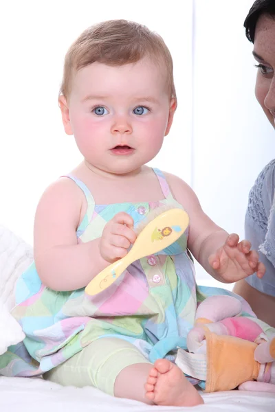 Saç fırçası ile kız bebek — Stok fotoğraf