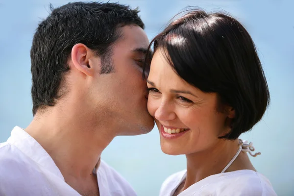 Uomo baciare donna sulla guancia — Foto Stock