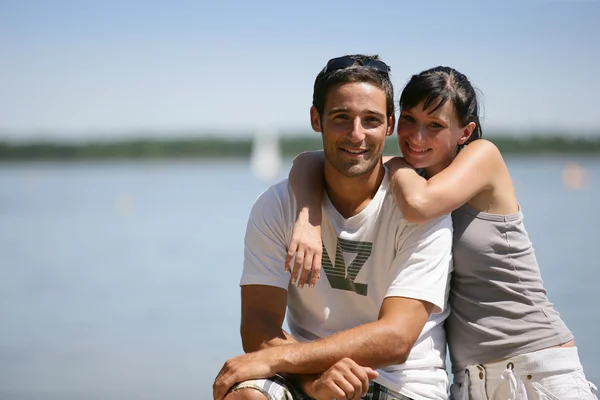 湖でのカップル — ストック写真