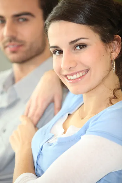 Mulher sorridente com seu parceiro — Fotografia de Stock