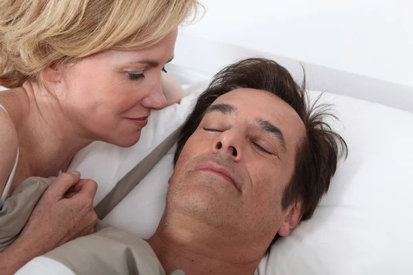 Moglie guardando marito dormire — Foto Stock