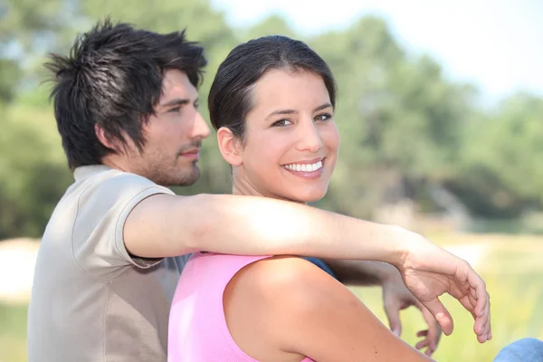 Retrato de um casal ao ar livre — Fotografia de Stock