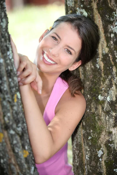 Egy sportos asszony két fa között — Stock Fotó