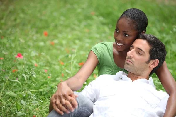 Couple lying in a meadow — Stock Photo, Image