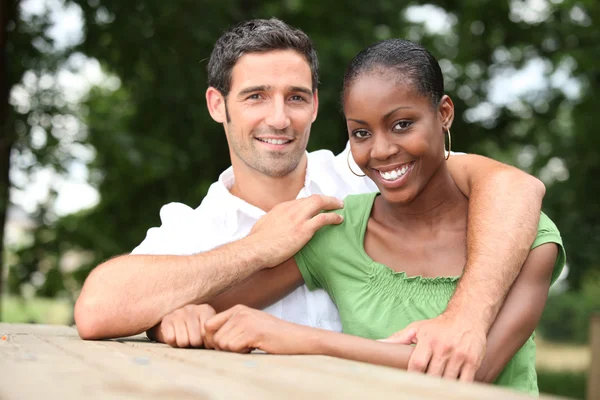 Interracial para w parku — Zdjęcie stockowe
