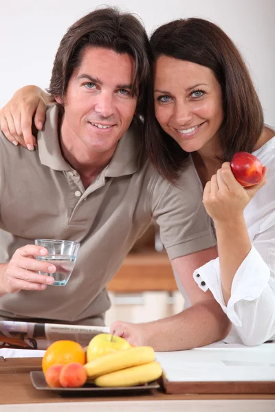 Casal casal tomando café da manhã na cozinha — Fotografia de Stock