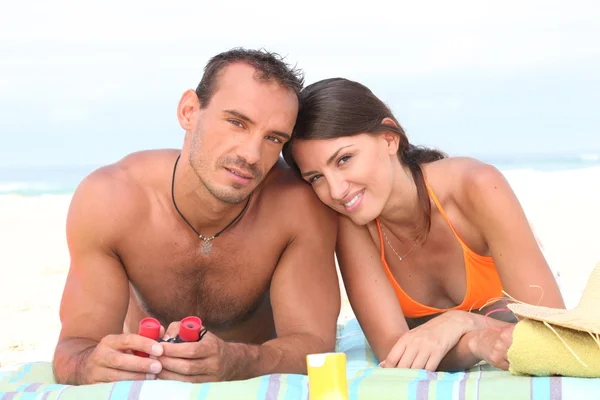 Par på stranden handduk — Stockfoto