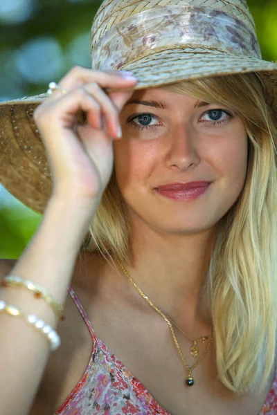 Jonge vrouw met hoed — Stockfoto