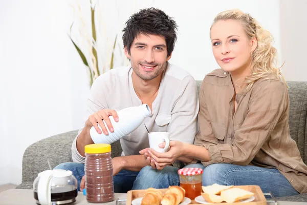 Casal tomando café da manhã juntos — Fotografia de Stock