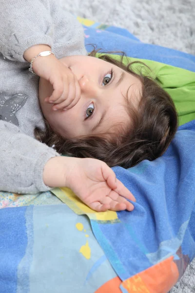Dziecko ssące kciuk — Zdjęcie stockowe