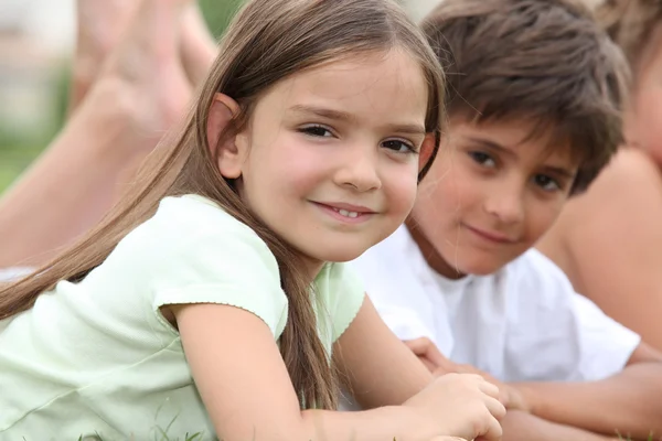 Unga barn tillsammans i en park — Stockfoto