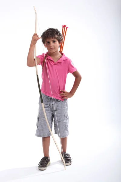 Мальчик с луком и стрелами — стоковое фото