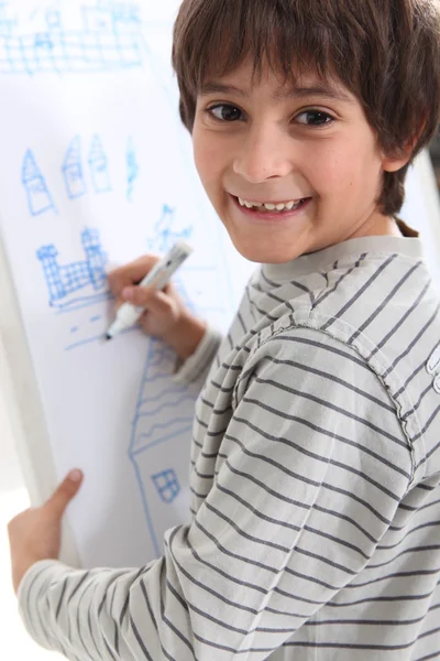 Criança que desenha em um quadro branco — Fotografia de Stock