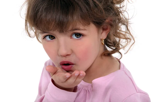 Kis lány fúj csók — Stock Fotó