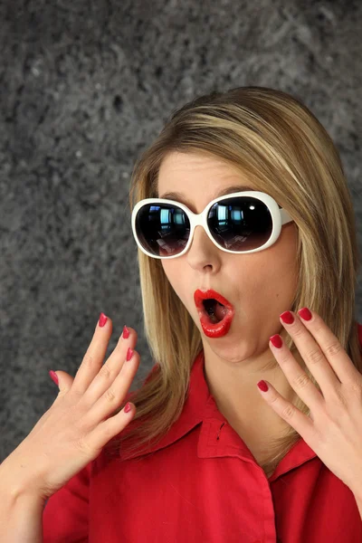 Geschokt vrouw dragen van een zonnebril — Stockfoto