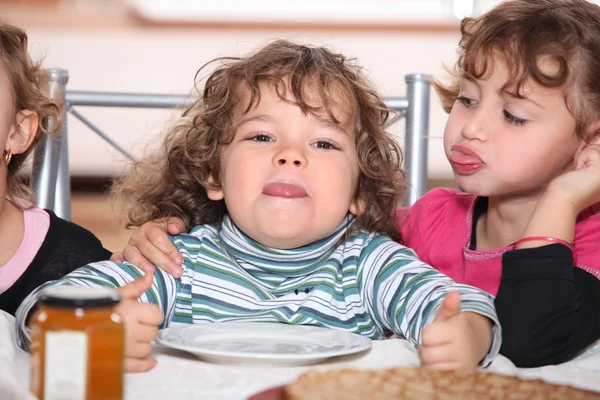 Дети едят блинчики — стоковое фото