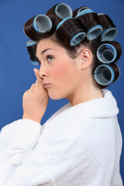 Mulher com seu cabelo em rolos — Fotografia de Stock