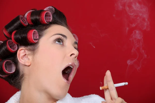 Mujer usando rulos de pelo fumando —  Fotos de Stock