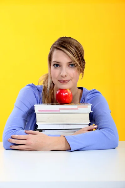 Estudante com livros e maçã vermelha — Fotografia de Stock