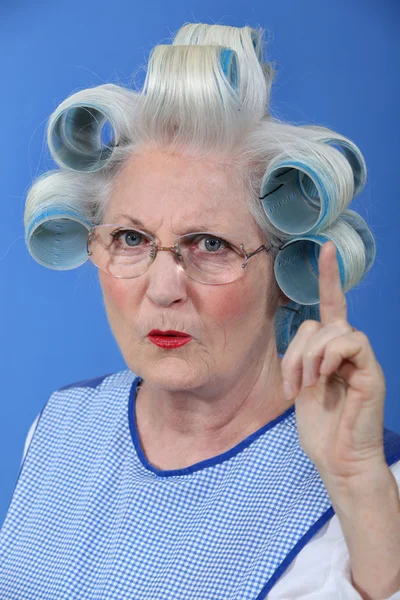 Yaşlı kadın parmağını onaylamama içinde sallayarak — Stok fotoğraf
