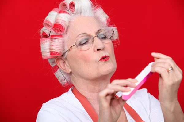 Old woman in rollers — Stock Photo, Image