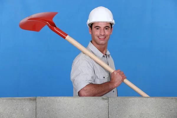 Муляр з лопатою будівництво стіни — стокове фото