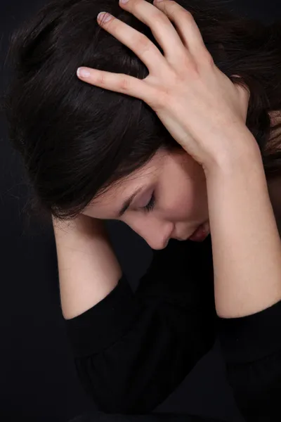 Mujer sosteniendo la cabeza con dolor — Foto de Stock
