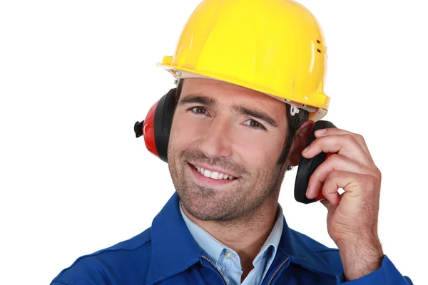 Construtor feliz usando proteção auricular — Fotografia de Stock