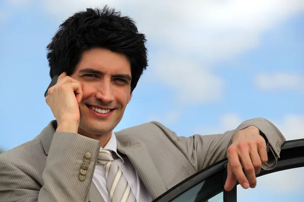 Onun araba ile telefonda işadamı — Stok fotoğraf