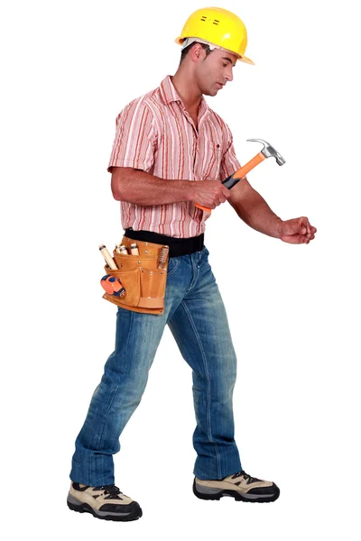 Tradesman using a hammer — Stock Photo, Image