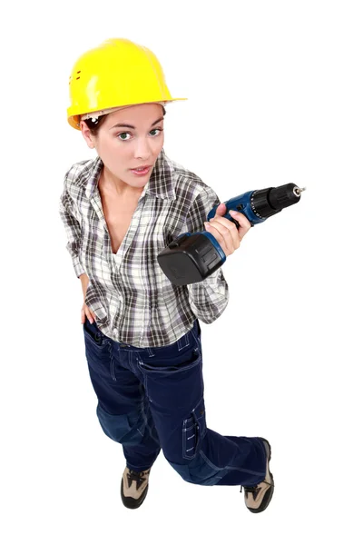 Handwerkerin mit einem batteriebetriebenen Elektrowerkzeug — Stockfoto