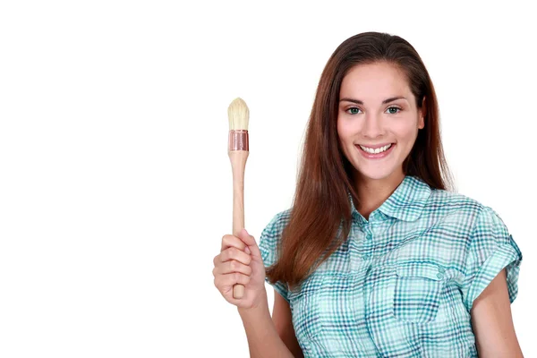 Bir boya fırçası ile gülümseyen kadın — Stok fotoğraf