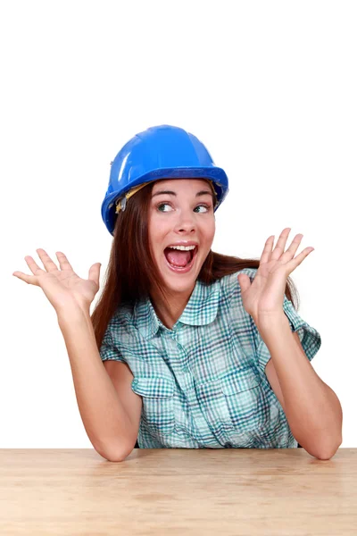 Mulher usando capacete gritando de alegria — Fotografia de Stock