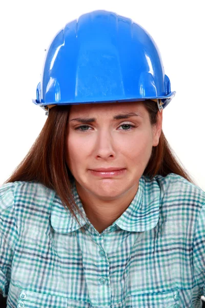 Uma mulher trabalhadora de construção chorando . — Fotografia de Stock
