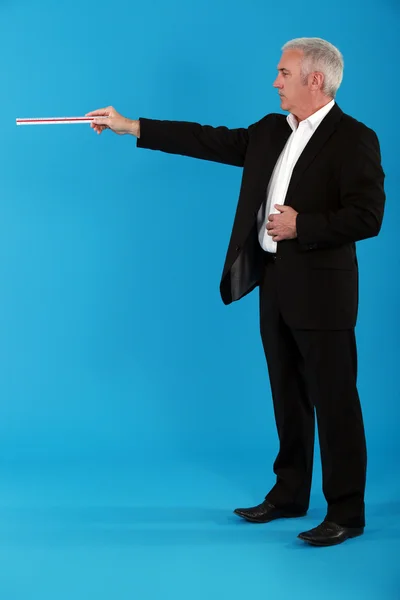 En affärsman som pekar med en linjal. — Stockfoto