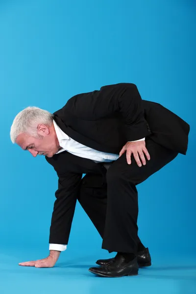Mann berührt den Boden — Stockfoto