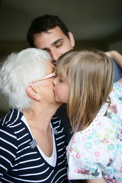 Barn kysser hennes mormor — Stockfoto